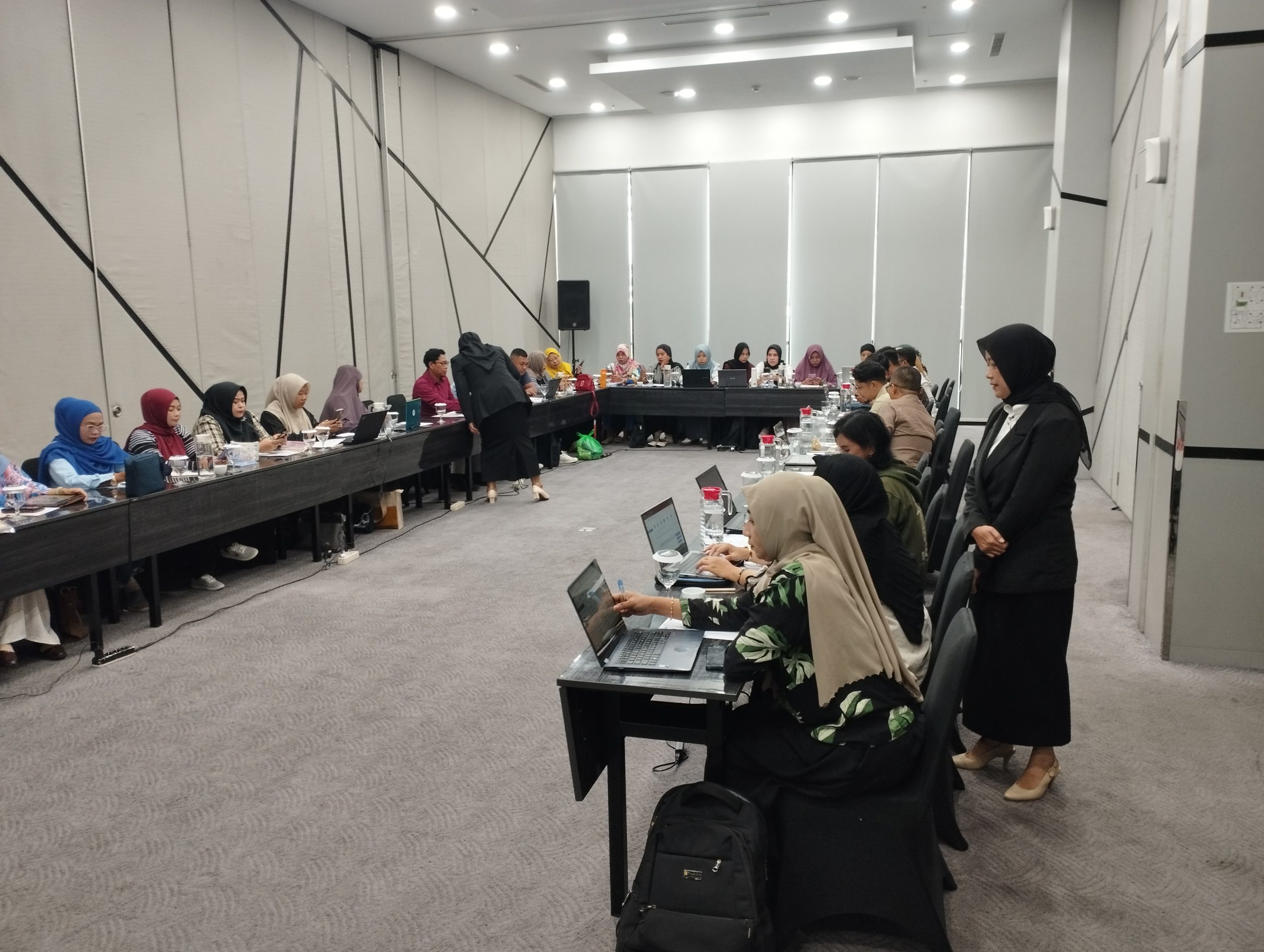 Peserta pelatihan belajar AI untuk ASN antusias mengikuti sesi praktik