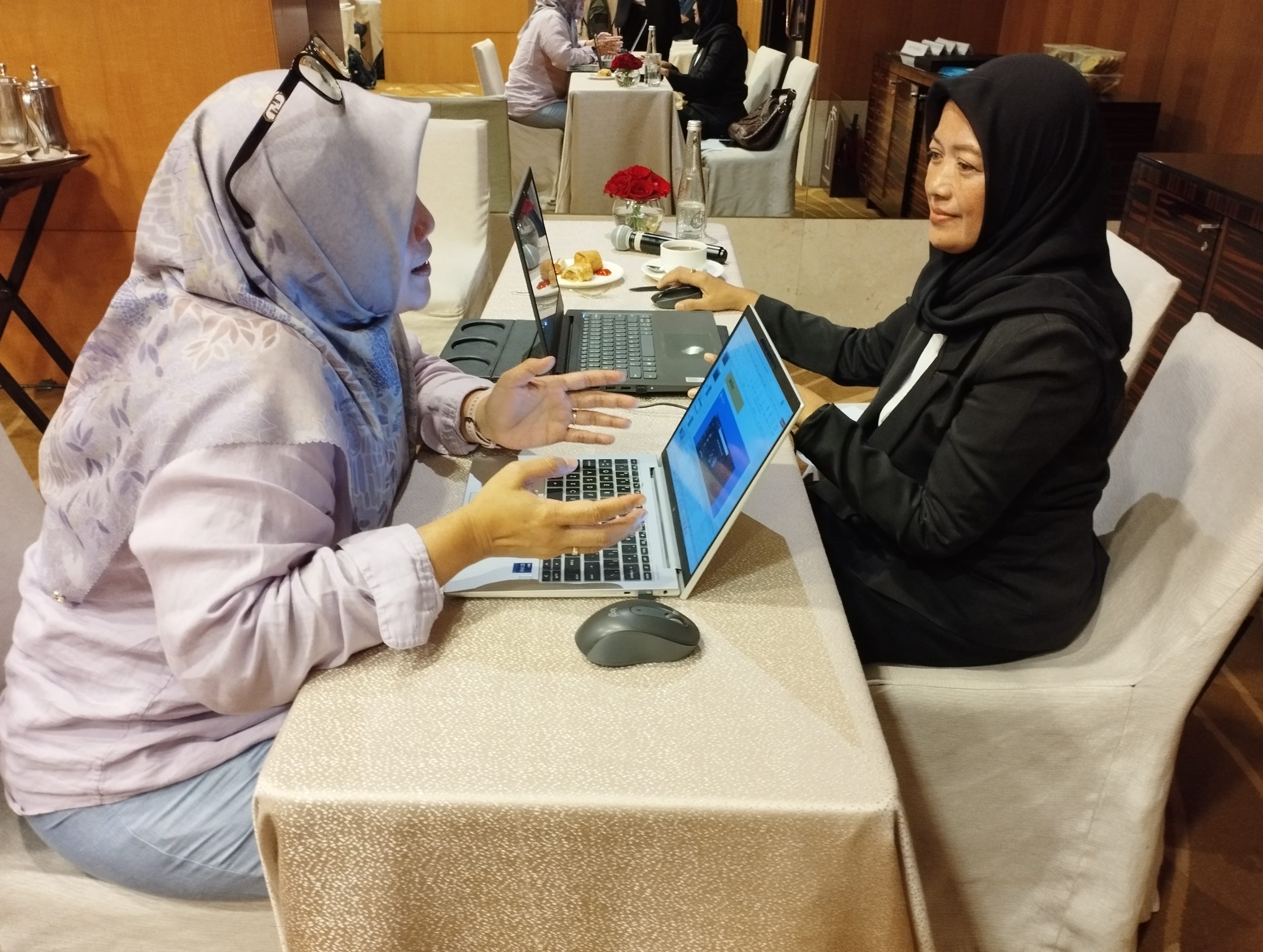 Suasana kelas belajar AI untuk guru tatap muka yang interaktif dan menyenangkan